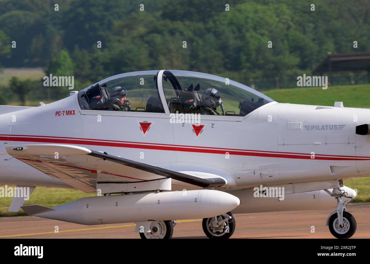 Swiss Pilatus PC-7 MKX à l'arrivée au Royal International Air Tattoo 2024 Banque D'Images