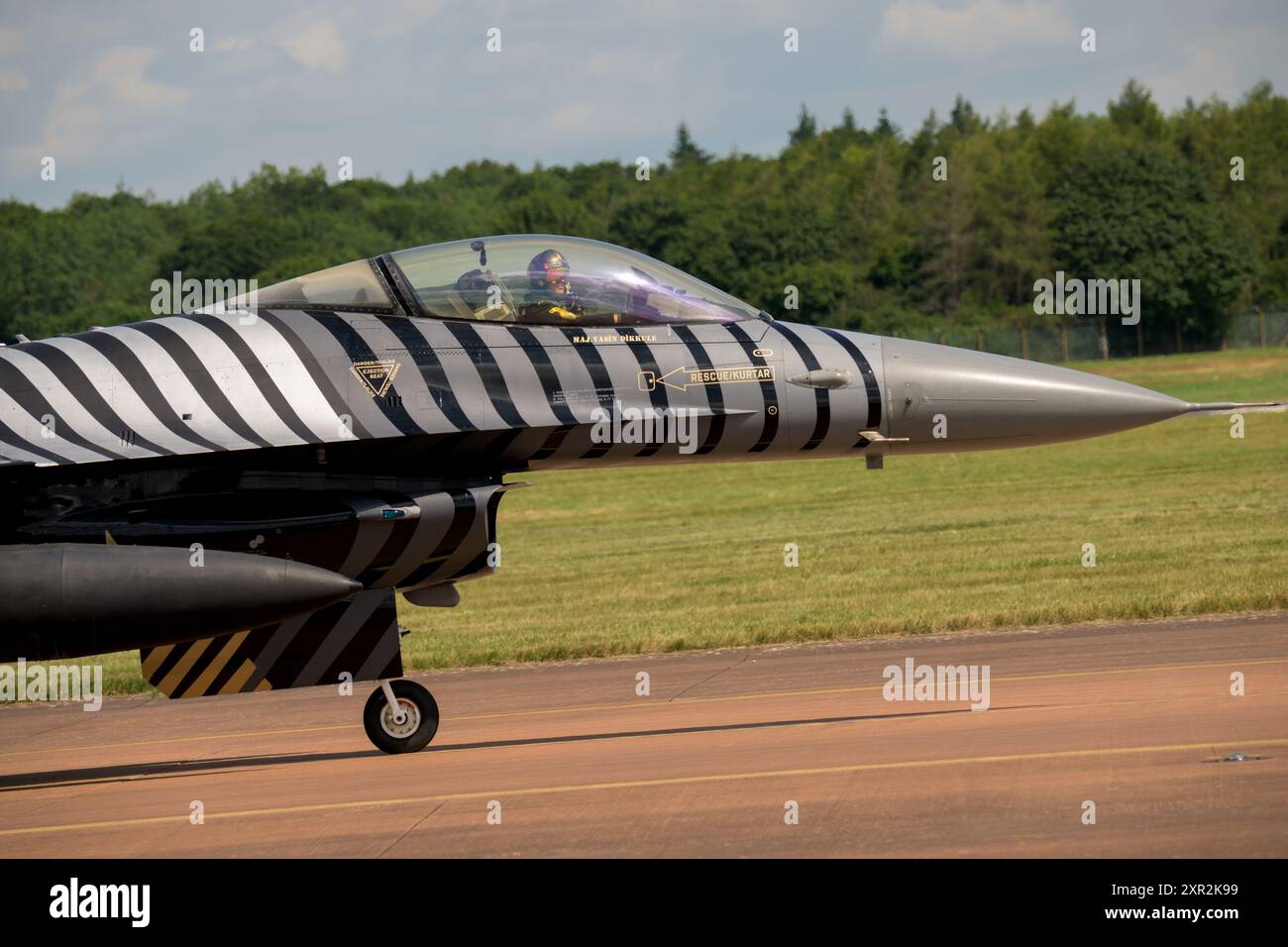 « Soloturk » équipe de démonstration F-16C Fighting Falcon à son arrivée au Royal International Air Tattoo 2024 Banque D'Images