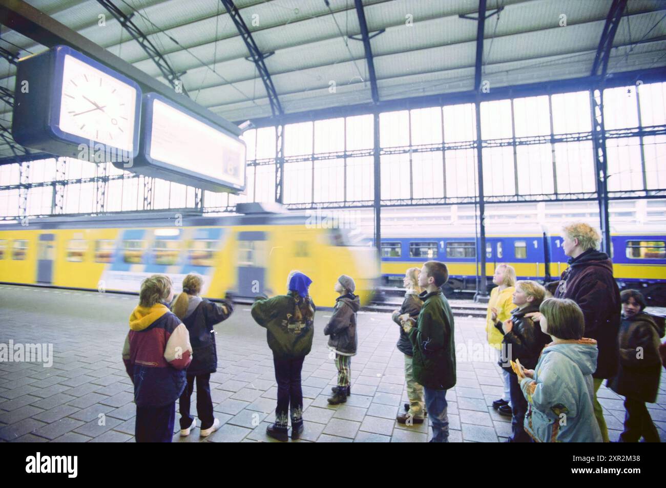 Children Albertschool at NS, Haarlem, pays-Bas, 12-04-2000, Whizgle Dutch News : des images historiques sur mesure pour l'avenir. Explorez le passé néerlandais avec des perspectives modernes grâce à des images d'agences néerlandaises. Concilier les événements d'hier avec les perspectives de demain. Embarquez pour un voyage intemporel avec des histoires qui façonnent notre avenir. Banque D'Images Children Albertschool at NS, Haarlem, pays-Bas, 12-04-2000, Whizgle Dutch News : des images historiques sur mesure pour l'avenir. Explorez le passé néerlandais avec des perspectives modernes grâce à des images d'agences néerlandaises. Concilier les événements d'hier avec les perspectives de demain. Embarquez pour un voyage intemporel avec des histoires qui façonnent notre avenir. Banque D'Images