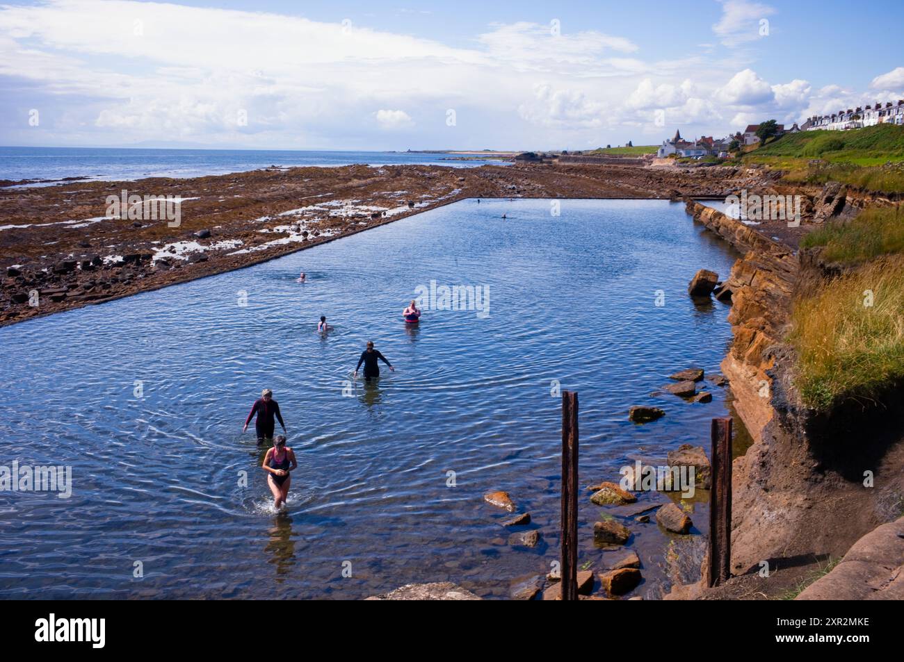 Baigneurs à la piscine d'eau de mer à St Monans, Écosse Banque D'Images