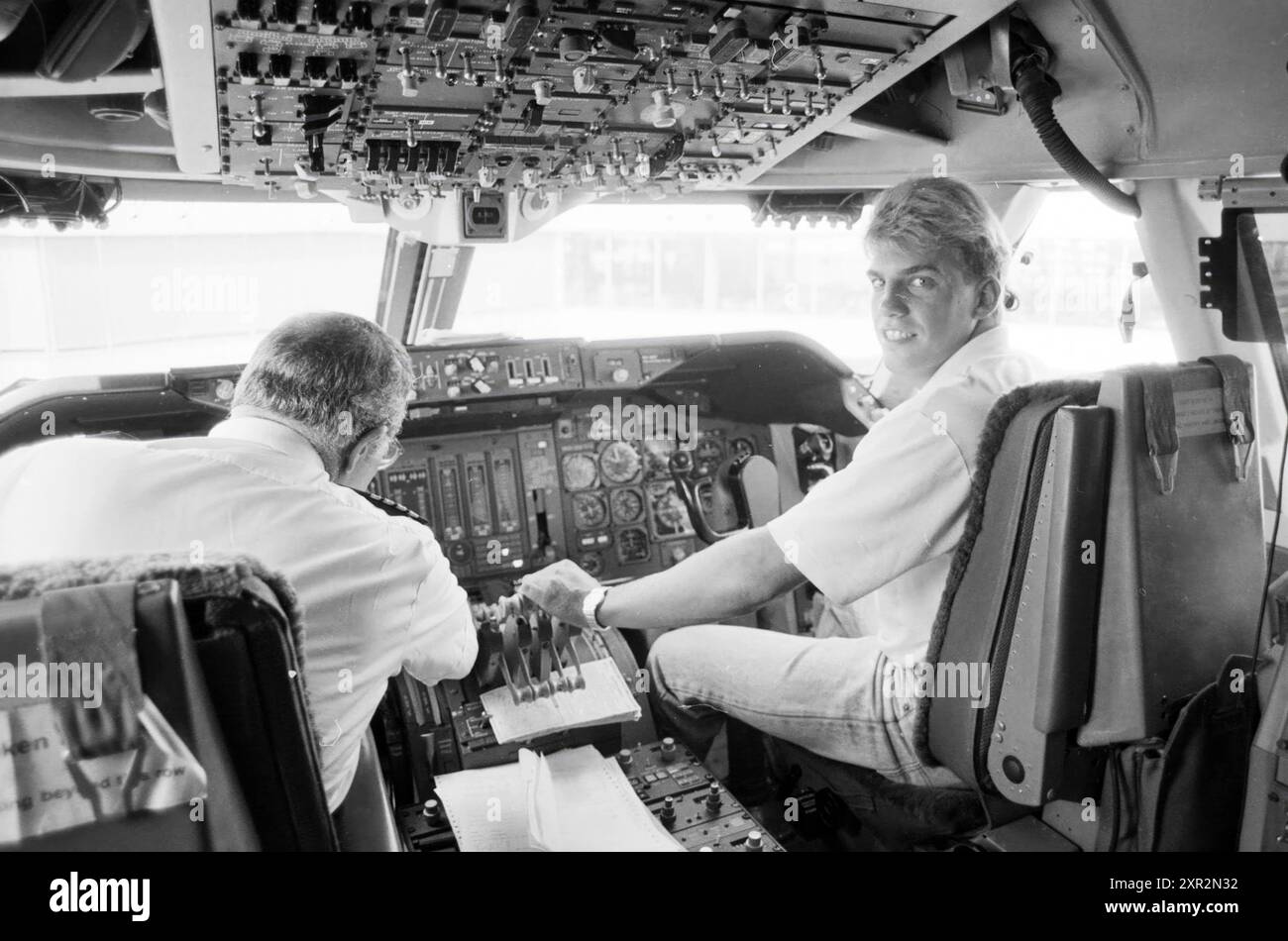 E. Jongejans à Schiphol + parking M. Schroder, parking, parkings, parkings, Schiphol, Schiphol, 01-09-1989, Whizgle Dutch News : des images historiques sur mesure pour l'avenir. Explorez le passé néerlandais avec des perspectives modernes grâce à des images d'agences néerlandaises. Concilier les événements d'hier avec les perspectives de demain. Embarquez pour un voyage intemporel avec des histoires qui façonnent notre avenir. Banque D'Images