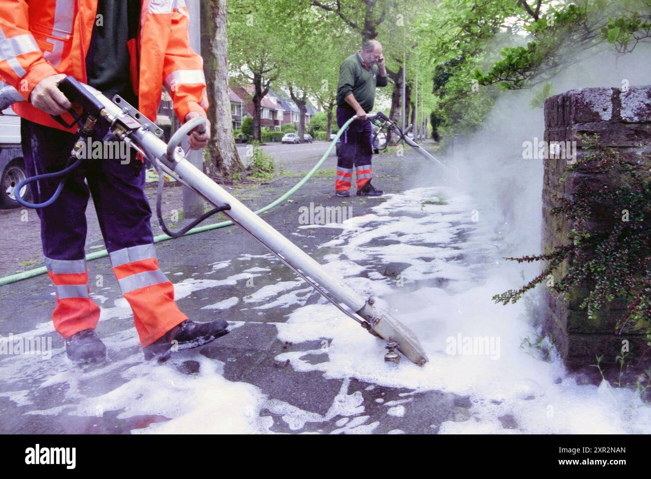 Weed Control, Heemstede, pays-Bas, 20-05-2003, Whizgle Dutch News : des images historiques sur mesure pour l'avenir. Explorez le passé néerlandais avec des perspectives modernes grâce à des images d'agences néerlandaises. Concilier les événements d'hier avec les perspectives de demain. Embarquez pour un voyage intemporel avec des histoires qui façonnent notre avenir. Banque D'Images