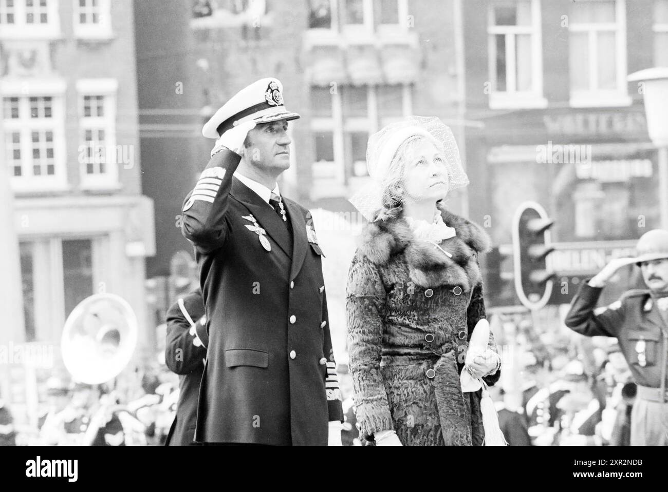 Visite d'État de trois jours du roi Juan Carlos d'Espagne et de la reine Sophie. Dépôt de couronnes sur la place du Dam., Amsterdam, pays-Bas, 19-03-1980, Whizgle Dutch News : images historiques sur mesure pour l'avenir. Explorez le passé néerlandais avec des perspectives modernes grâce à des images d'agences néerlandaises. Concilier les événements d'hier avec les perspectives de demain. Embarquez pour un voyage intemporel avec des histoires qui façonnent notre avenir. Banque D'Images