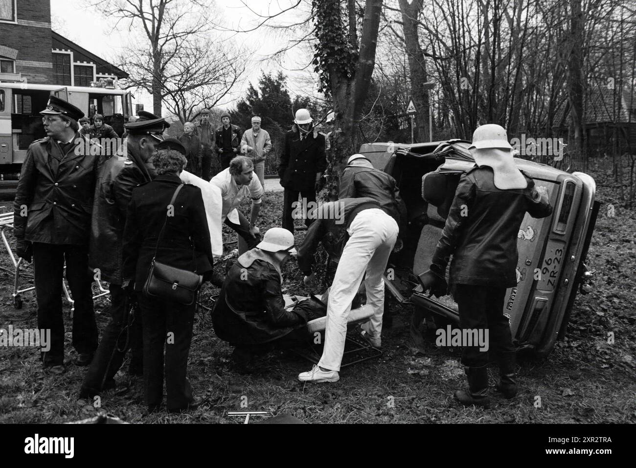 Pompiers sur une voiture renversée, 22-12-1982, Whizgle Dutch News : des images historiques sur mesure pour l'avenir. Explorez le passé néerlandais avec des perspectives modernes grâce à des images d'agences néerlandaises. Concilier les événements d'hier avec les perspectives de demain. Embarquez pour un voyage intemporel avec des histoires qui façonnent notre avenir. Banque D'Images