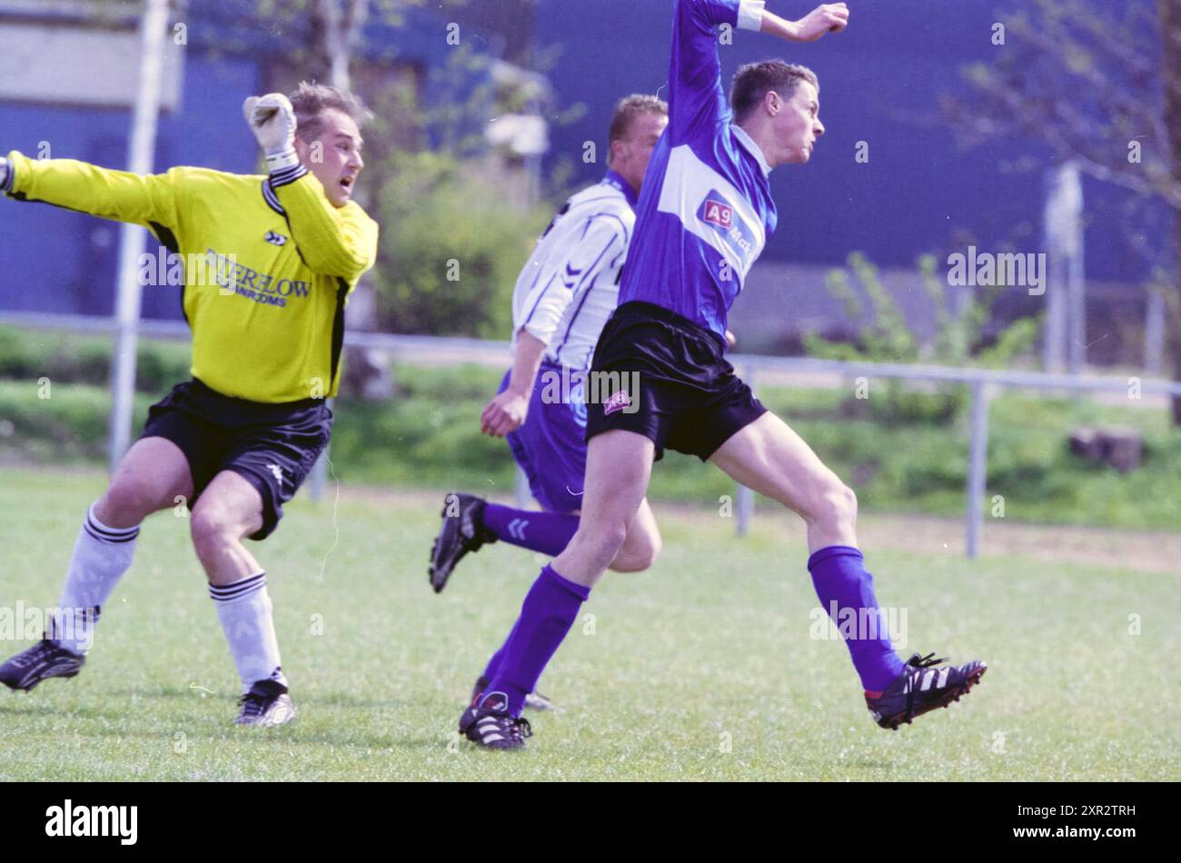 Football : V.E.W. - Wieringermeer, 12-04-2002, Whizgle Dutch News : des images historiques sur mesure pour l'avenir. Explorez le passé néerlandais avec des perspectives modernes grâce à des images d'agences néerlandaises. Concilier les événements d'hier avec les perspectives de demain. Embarquez pour un voyage intemporel avec des histoires qui façonnent notre avenir. Banque D'Images Football : V.E.W. - Wieringermeer, 12-04-2002, Whizgle Dutch News : des images historiques sur mesure pour l'avenir. Explorez le passé néerlandais avec des perspectives modernes grâce à des images d'agences néerlandaises. Concilier les événements d'hier avec les perspectives de demain. Embarquez pour un voyage intemporel avec des histoires qui façonnent notre avenir. Banque D'Images