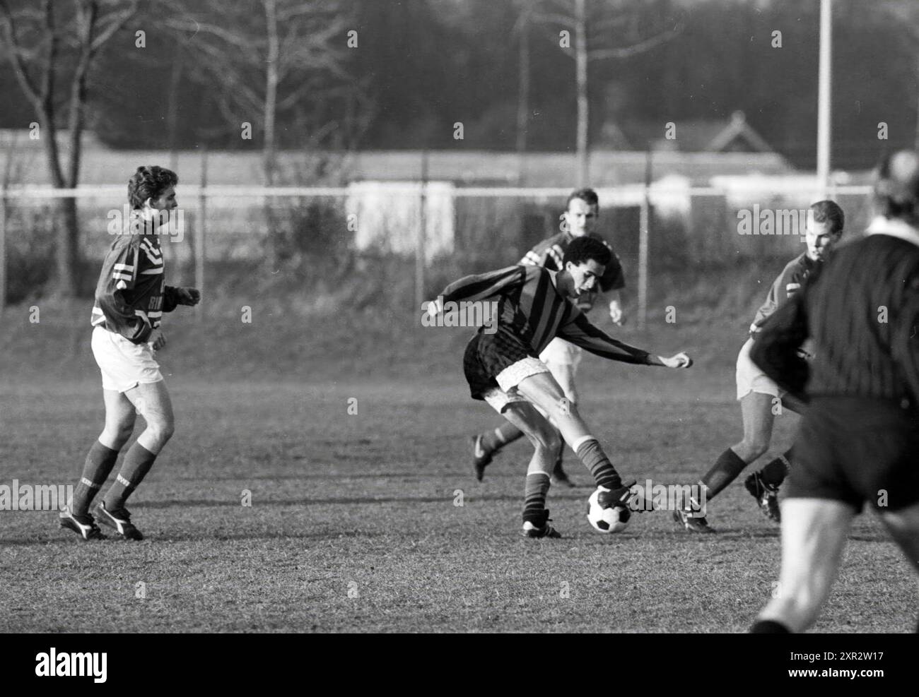 Football, Alliance 3 - DSC '74 5, 12-12-1991, Whizgle Dutch News : des images historiques sur mesure pour l'avenir. Explorez le passé néerlandais avec des perspectives modernes grâce à des images d'agences néerlandaises. Concilier les événements d'hier avec les perspectives de demain. Embarquez pour un voyage intemporel avec des histoires qui façonnent notre avenir. Banque D'Images