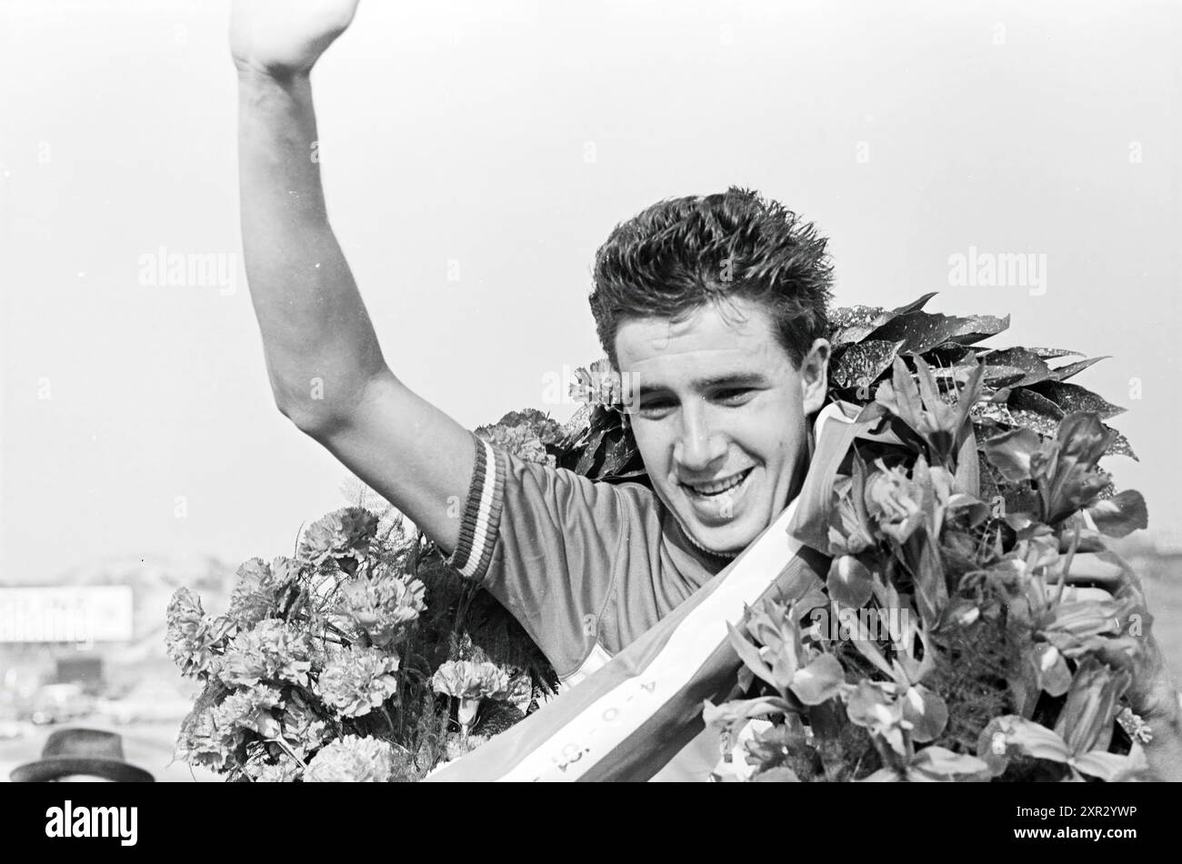 Hommage au champion Gerard Wesseling (HSC de Bataaf) course amateur sur route sur le circuit de Zandvoort, 04-06-1961, Whizgle Dutch News : images historiques sur mesure pour l'avenir. Explorez le passé néerlandais avec des perspectives modernes grâce à des images d'agences néerlandaises. Concilier les événements d'hier avec les perspectives de demain. Embarquez pour un voyage intemporel avec des histoires qui façonnent notre avenir. Banque D'Images