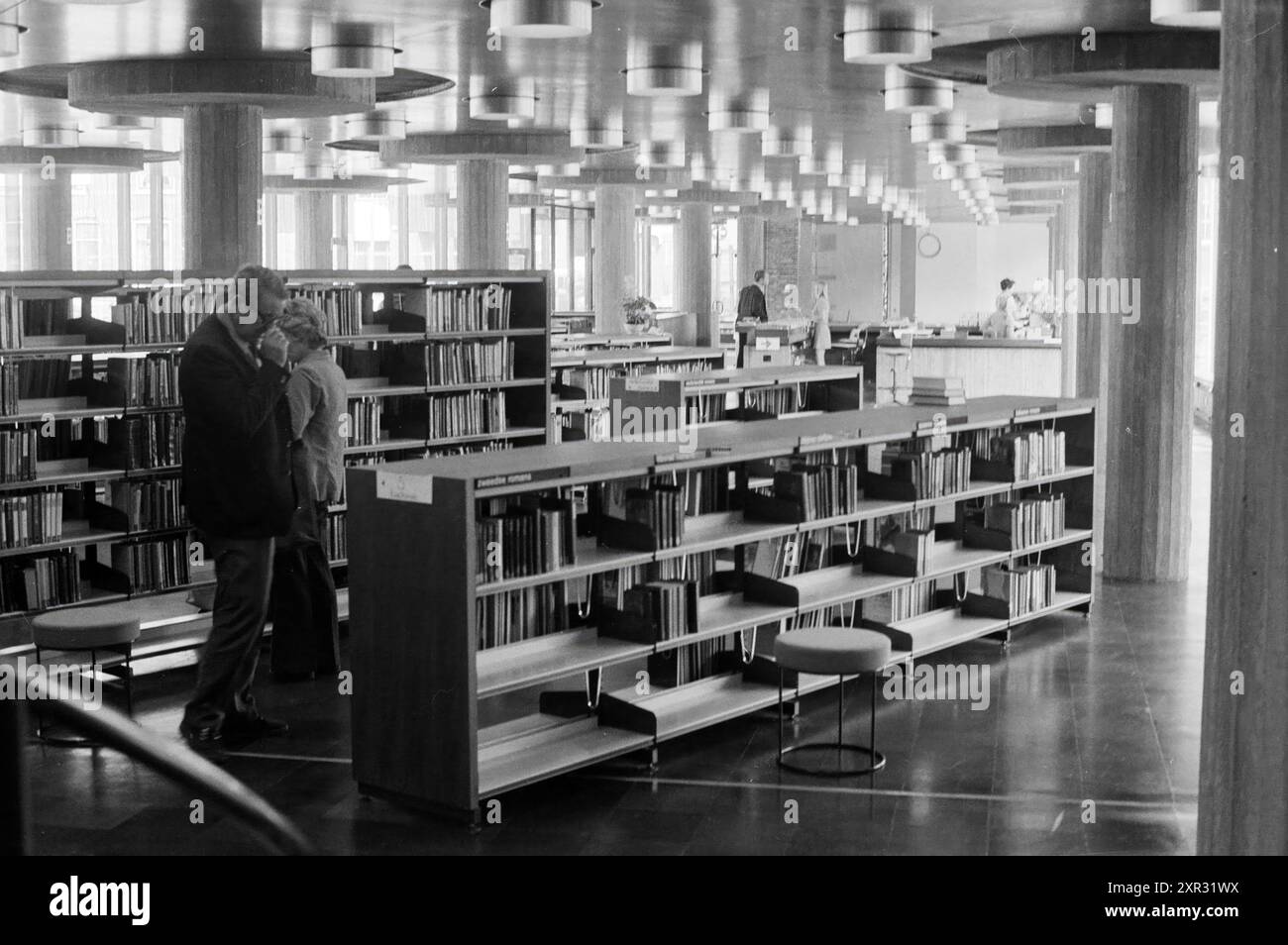 International Bibliothèque, Whizgle Dutch News : des images historiques sur mesure pour l'avenir. Explorez le passé néerlandais avec des perspectives modernes grâce à des images d'agences néerlandaises. Concilier les événements d'hier avec les perspectives de demain. Embarquez pour un voyage intemporel avec des histoires qui façonnent notre avenir. Banque D'Images