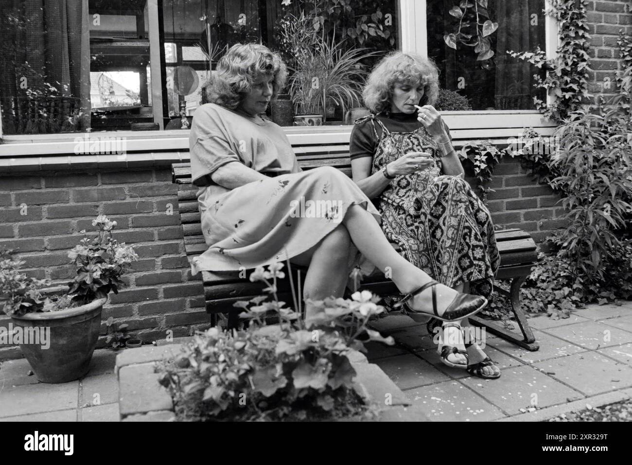 Portrait Gerda et Anneke Spierenburg sur le banc devant la maison (à propos du marché de l'art), 05-07-1979, Whizgle Dutch News : des images historiques sur mesure pour l'avenir. Explorez le passé néerlandais avec des perspectives modernes grâce à des images d'agences néerlandaises. Concilier les événements d'hier avec les perspectives de demain. Embarquez pour un voyage intemporel avec des histoires qui façonnent notre avenir. Banque D'Images