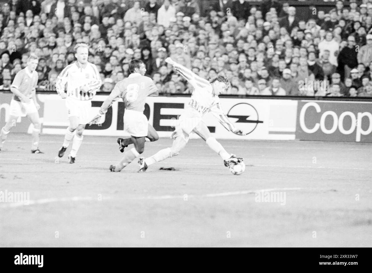 Football, pays-Bas - République tchèque, 15-11-1994, Whizgle Dutch News : images historiques adaptées pour l'avenir. Explorez le passé néerlandais avec des perspectives modernes grâce à des images d'agences néerlandaises. Concilier les événements d'hier avec les perspectives de demain. Embarquez pour un voyage intemporel avec des histoires qui façonnent notre avenir. Banque D'Images