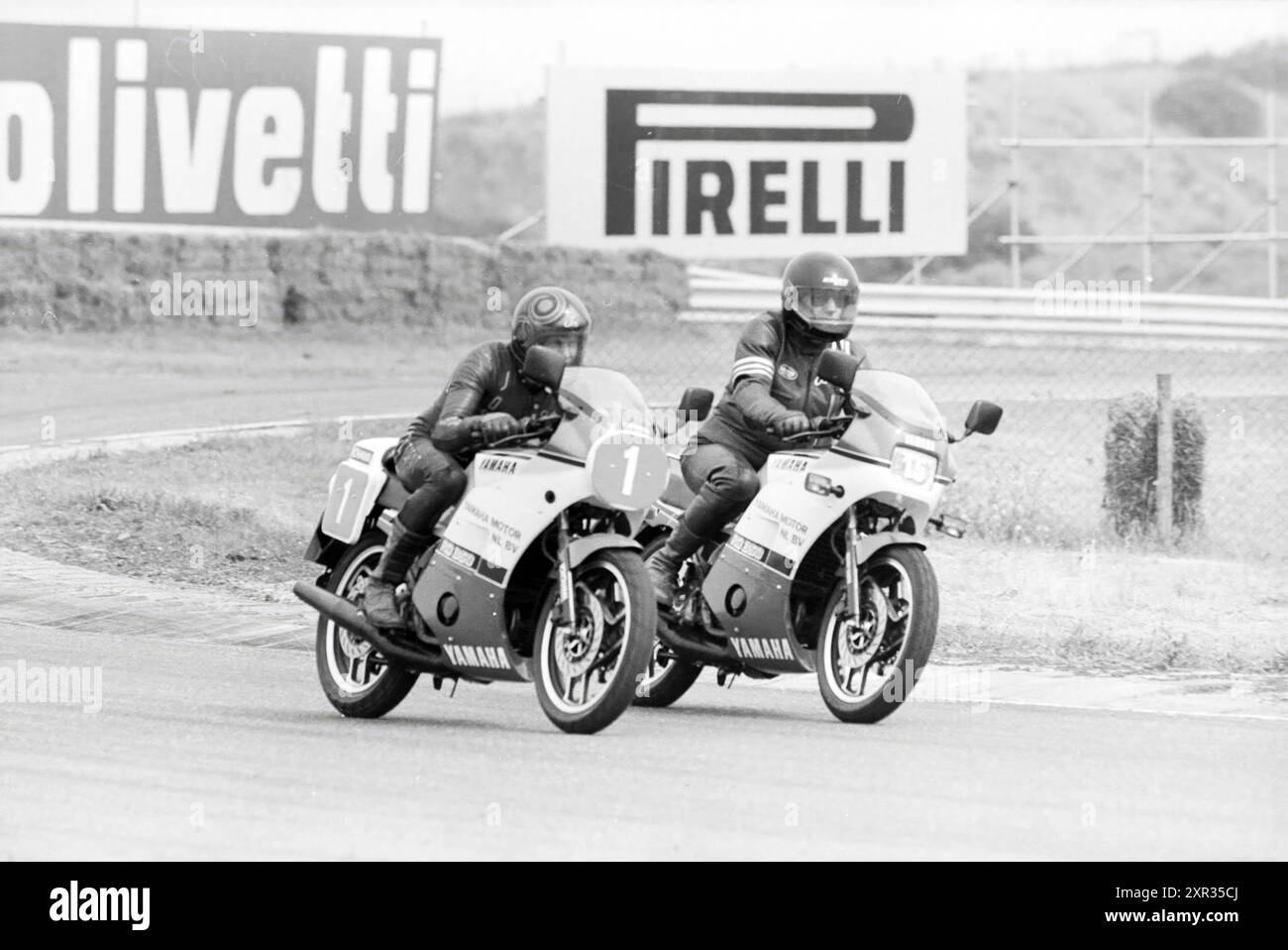 Moto de route et de course Yamaha sur circuit et terrasse, motos, course de motos, 15-07-1985, Whizgle Dutch News : images historiques sur mesure pour l'avenir. Explorez le passé néerlandais avec des perspectives modernes grâce à des images d'agences néerlandaises. Concilier les événements d'hier avec les perspectives de demain. Embarquez pour un voyage intemporel avec des histoires qui façonnent notre avenir. Banque D'Images