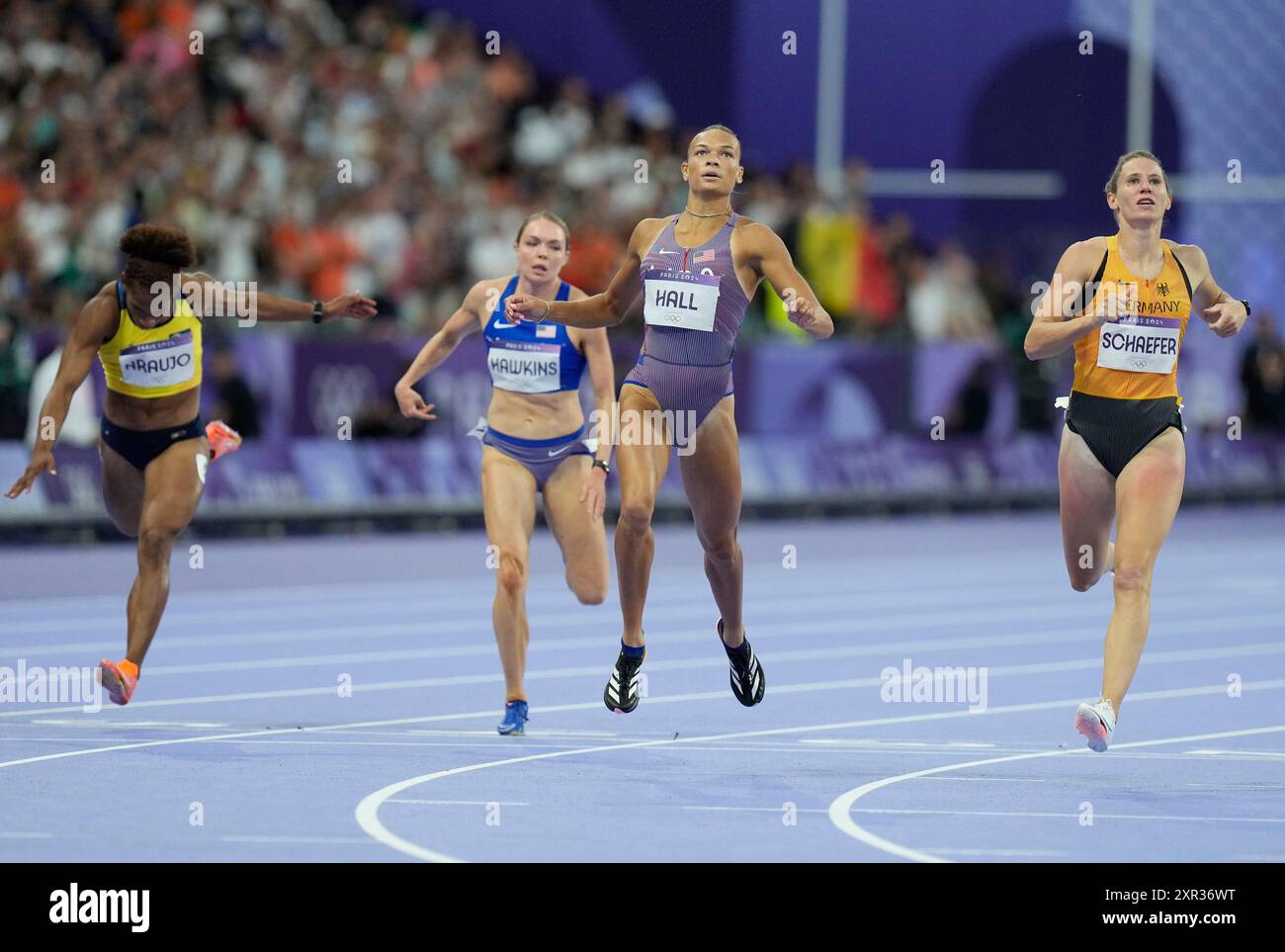 Paris, France. 08 août 2024. Anna Hall des États-Unis franchit la ligne d'arrivée alors qu'elle participe à l'Heptathlon féminin du 200m à la compétition d'athlétisme des Jeux Olympiques de Paris 2024 au stade de France à Paris, France, le jeudi 8 août 2024. Photo de Paul Hanna/UPI. Crédit : UPI/Alamy Live News Banque D'Images