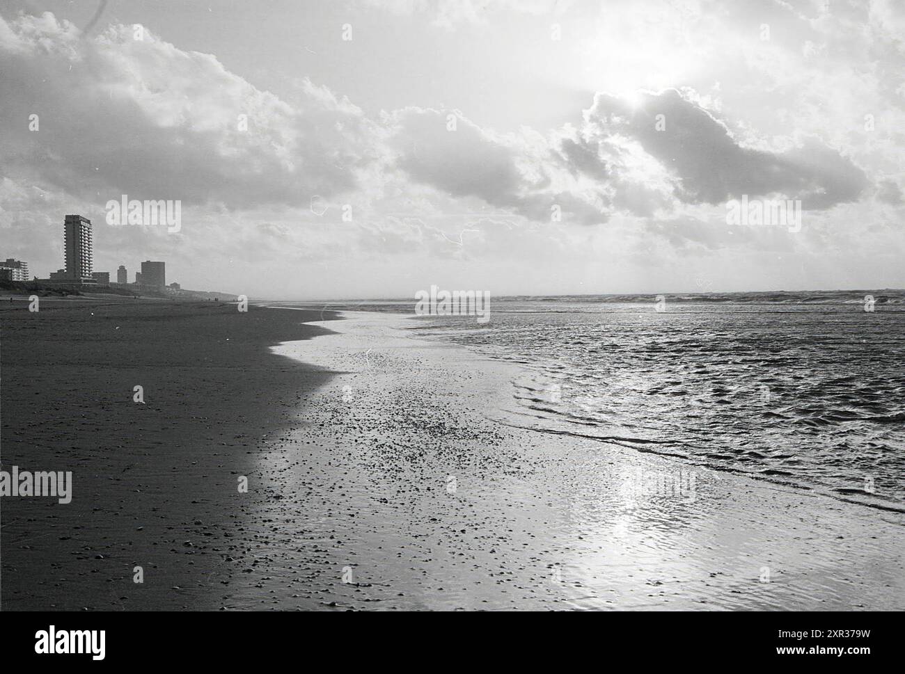 Plage en automne, plage et plages, 03-11-1977, Whizgle Dutch News : images historiques sur mesure pour l'avenir. Explorez le passé néerlandais avec des perspectives modernes grâce à des images d'agences néerlandaises. Concilier les événements d'hier avec les perspectives de demain. Embarquez pour un voyage intemporel avec des histoires qui façonnent notre avenir. Banque D'Images