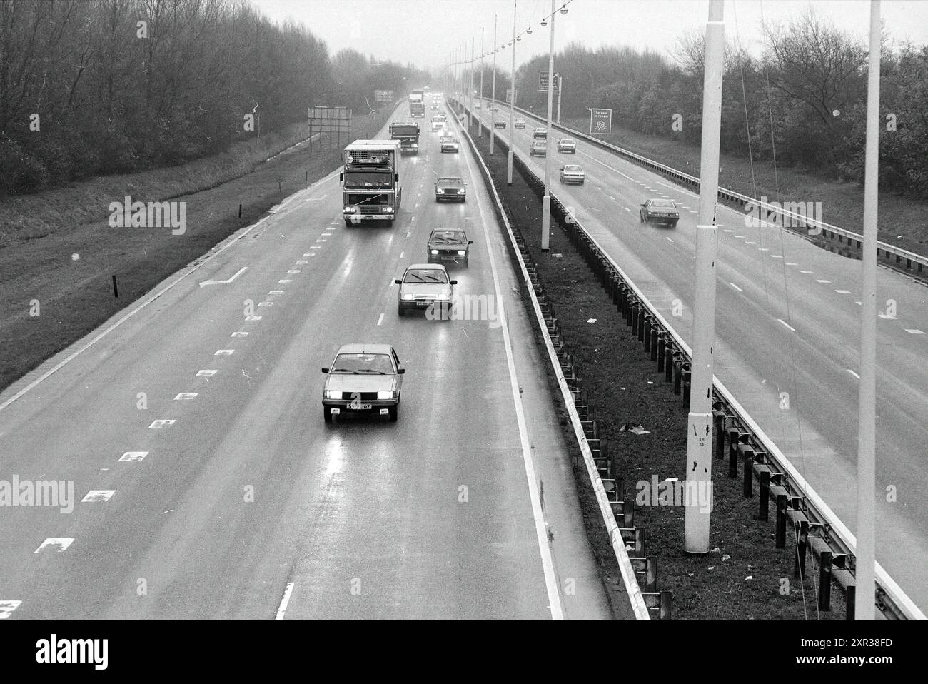 Embouteillages à Velsertunnel, côté nord, occupé, routes, construction de routes, plantation de routes, 14-11-1983, Whizgle Dutch News : images historiques sur mesure pour l'avenir. Explorez le passé néerlandais avec des perspectives modernes grâce à des images d'agences néerlandaises. Concilier les événements d'hier avec les perspectives de demain. Embarquez pour un voyage intemporel avec des histoires qui façonnent notre avenir. Banque D'Images Embouteillages à Velsertunnel, côté nord, occupé, routes, construction de routes, plantation de routes, 14-11-1983, Whizgle Dutch News : images historiques sur mesure pour l'avenir. Explorez le passé néerlandais avec des perspectives modernes grâce à des images d'agences néerlandaises. Concilier les événements d'hier avec les perspectives de demain. Embarquez pour un voyage intemporel avec des histoires qui façonnent notre avenir. Banque D'Images