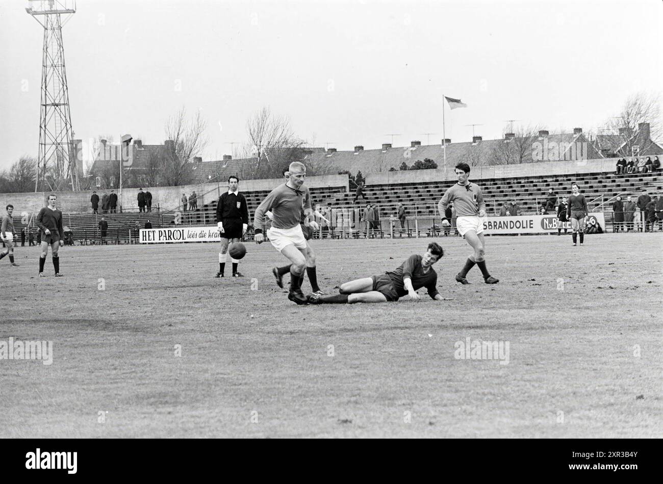 Haarlem - Volendam 0-2, Football, 10-03-1963, Whizgle Dutch News : des images historiques sur mesure pour l'avenir. Explorez le passé néerlandais avec des perspectives modernes grâce à des images d'agences néerlandaises. Concilier les événements d'hier avec les perspectives de demain. Embarquez pour un voyage intemporel avec des histoires qui façonnent notre avenir. Banque D'Images
