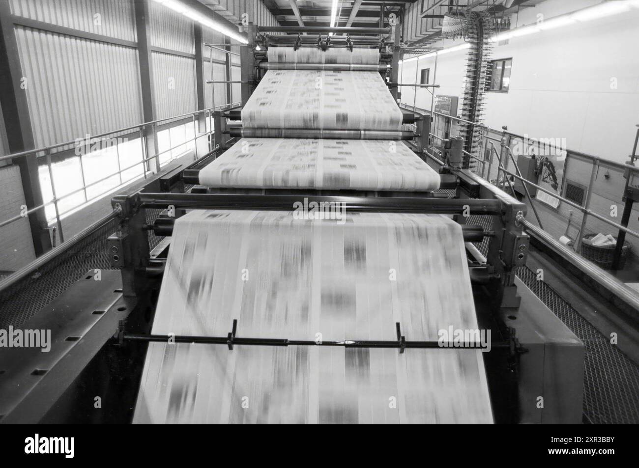 Presse rotative chez H.D., Haarlems Dagblad, etc. et IJmuider courant et Koeri, 26-04-1982, Whizgle Dutch News : images historiques adaptées à l'avenir. Explorez le passé néerlandais avec des perspectives modernes grâce à des images d'agences néerlandaises. Concilier les événements d'hier avec les perspectives de demain. Embarquez pour un voyage intemporel avec des histoires qui façonnent notre avenir. Banque D'Images
