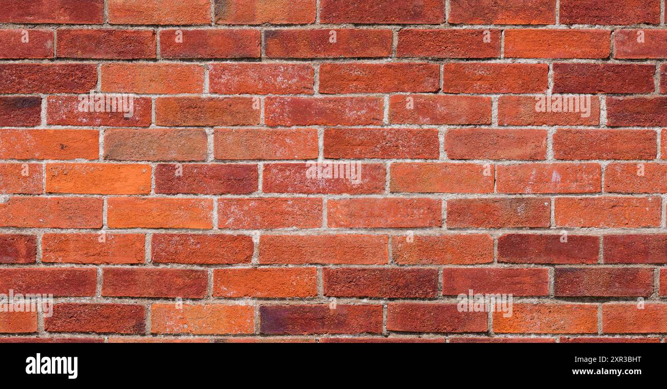 Texture de mur de briques rouges répétitive généralement trouvée dans les zones développées, souvent autour de l'arrière des bâtiments dans les villes. Fichier de texture sans couture prêt pour les boucles. Banque D'Images