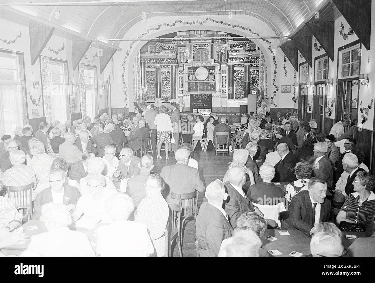 Salle de banquet avec orgue, Halls, 07-06-1972, Whizgle Dutch News : images historiques sur mesure pour l'avenir. Explorez le passé néerlandais avec des perspectives modernes grâce à des images d'agences néerlandaises. Concilier les événements d'hier avec les perspectives de demain. Embarquez pour un voyage intemporel avec des histoires qui façonnent notre avenir. Banque D'Images