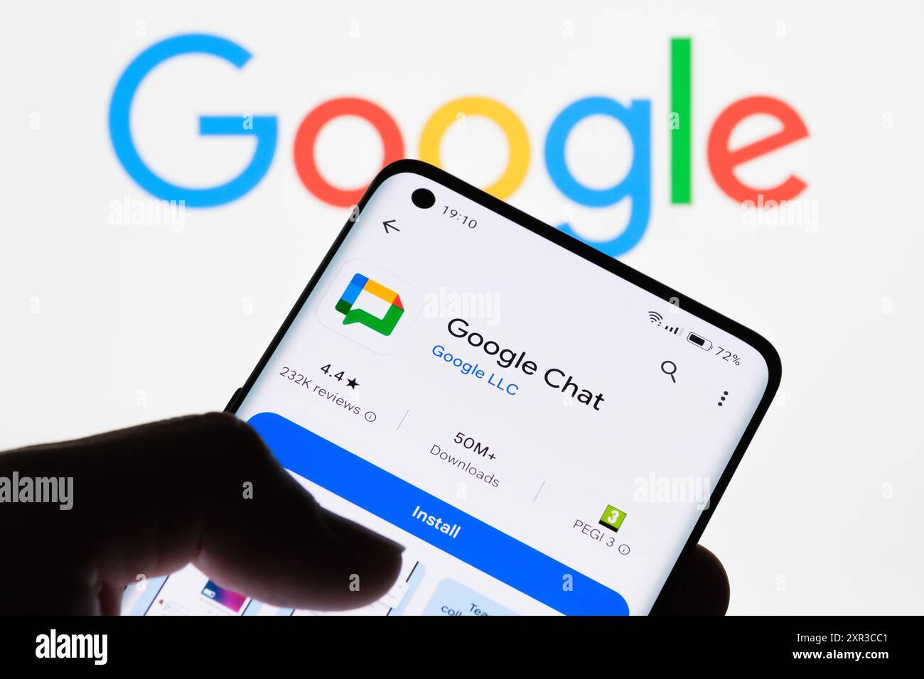 Gros plan de l'écran d'un smartphone affichant l'application Google Chat avec le logo Google en arrière-plan, démontrant la connexion entre Google Chat et Go Banque D'Images