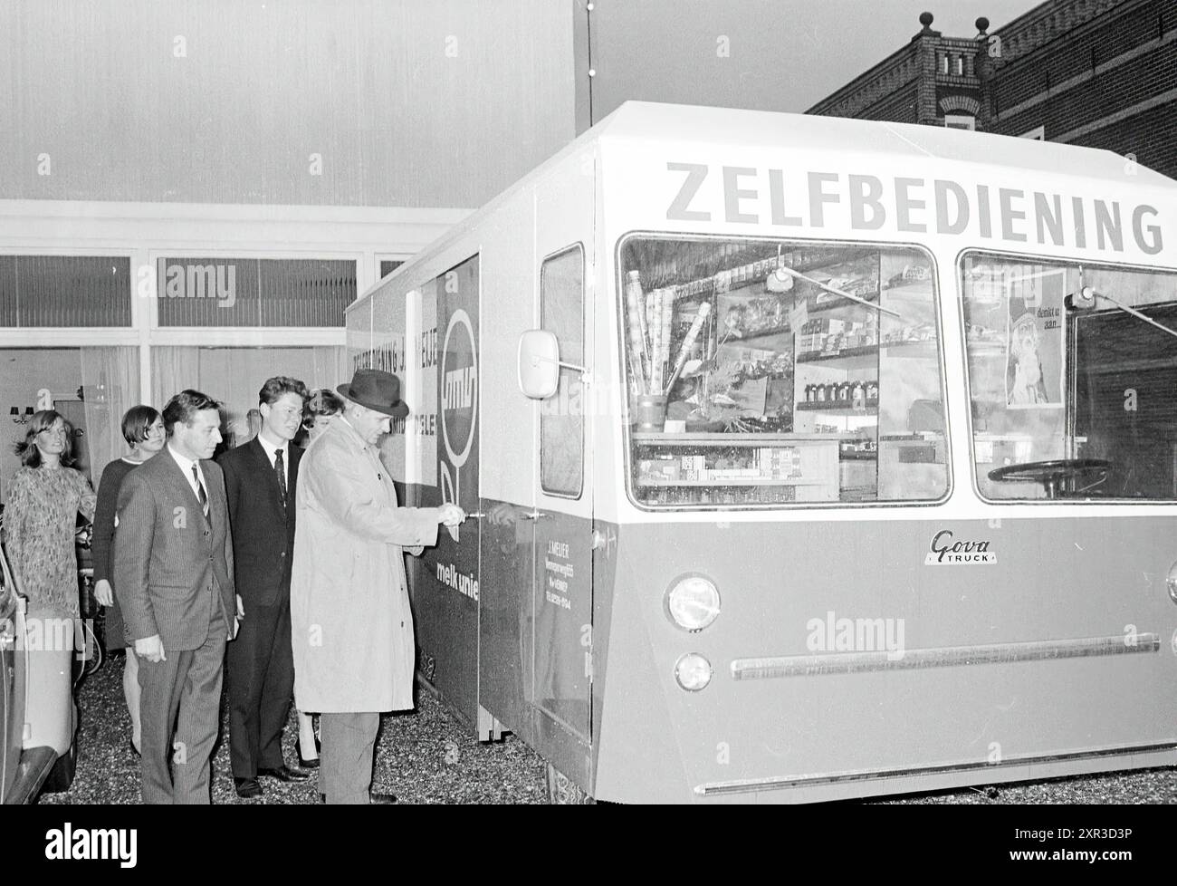 Supermarché mobile avec self-service de Joop Meijer de Nieuw-Vennep. Ces types de voitures sont devenus connus sous le nom de voitures SRV, voitures de la SRV., Nieuw-Vennep, Venneperweg,, Whizgle Dutch News : images historiques sur mesure pour l'avenir. Explorez le passé néerlandais avec des perspectives modernes grâce à des images d'agences néerlandaises. Concilier les événements d'hier avec les perspectives de demain. Embarquez pour un voyage intemporel avec des histoires qui façonnent notre avenir. Banque D'Images