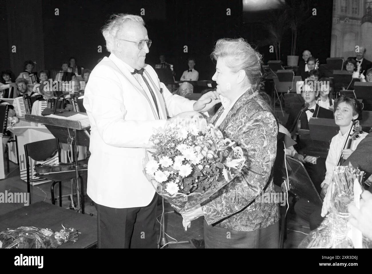 Joseph Stanek [Maire de Svtlá nad Sázavou, République tchèque] + Maire Schmitz, 24-11-1990, Whizgle Dutch News : des images historiques sur mesure pour l'avenir. Explorez le passé néerlandais avec des perspectives modernes grâce à des images d'agences néerlandaises. Concilier les événements d'hier avec les perspectives de demain. Embarquez pour un voyage intemporel avec des histoires qui façonnent notre avenir. Banque D'Images