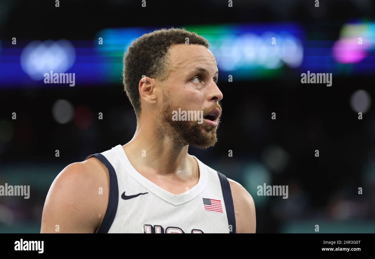 PARIS, FRANCE - 08 AOÛT : Stephen Curry des États-Unis lors de la demi-finale de basket-ball masculin entre les États-Unis et la Serbie le treizième jour des Jeux Olympiques Paris 2024 à Bercy Arena le 08 août 2024 à Paris, France. © diebilderwelt / Alamy Live News Banque D'Images