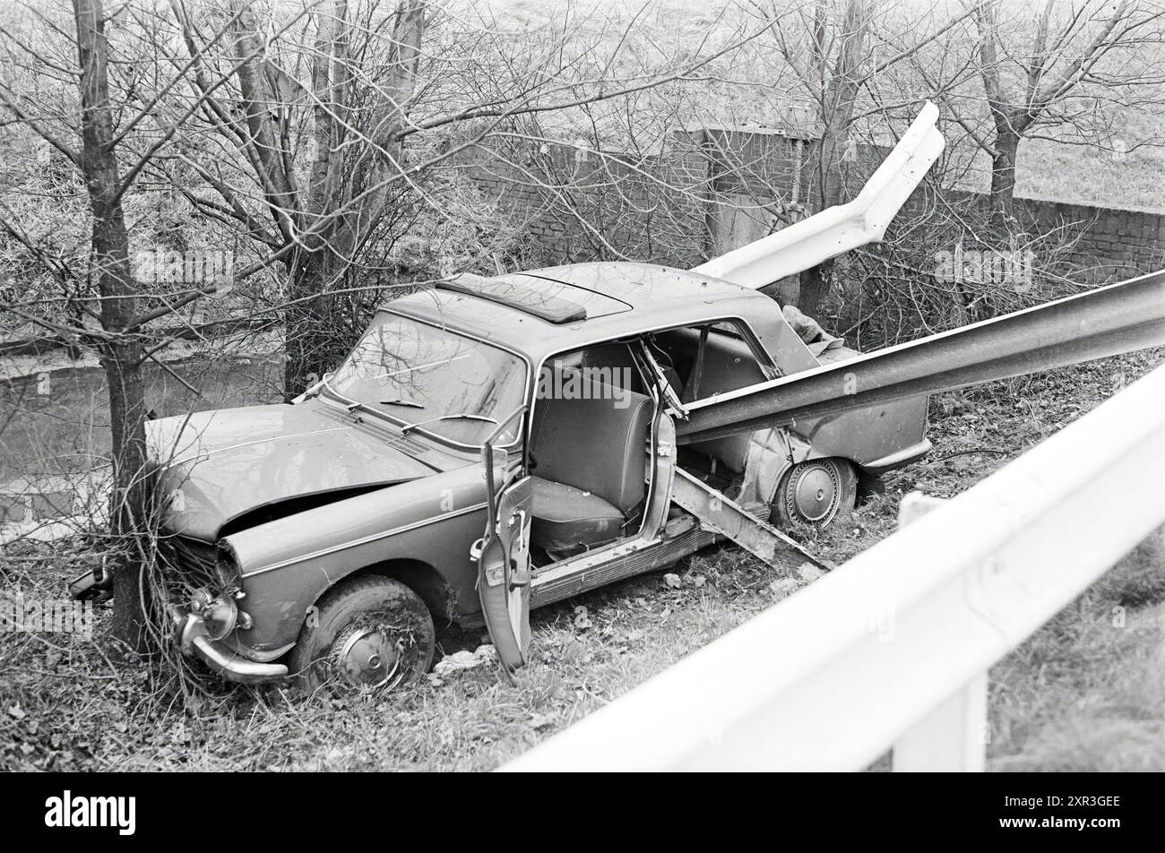 Voiture a roulé de l'autoroute sur l'épaule, 00-00-1967, Whizgle Dutch News : images historiques sur mesure pour l'avenir. Explorez le passé néerlandais avec des perspectives modernes grâce à des images d'agences néerlandaises. Concilier les événements d'hier avec les perspectives de demain. Embarquez pour un voyage intemporel avec des histoires qui façonnent notre avenir. Banque D'Images