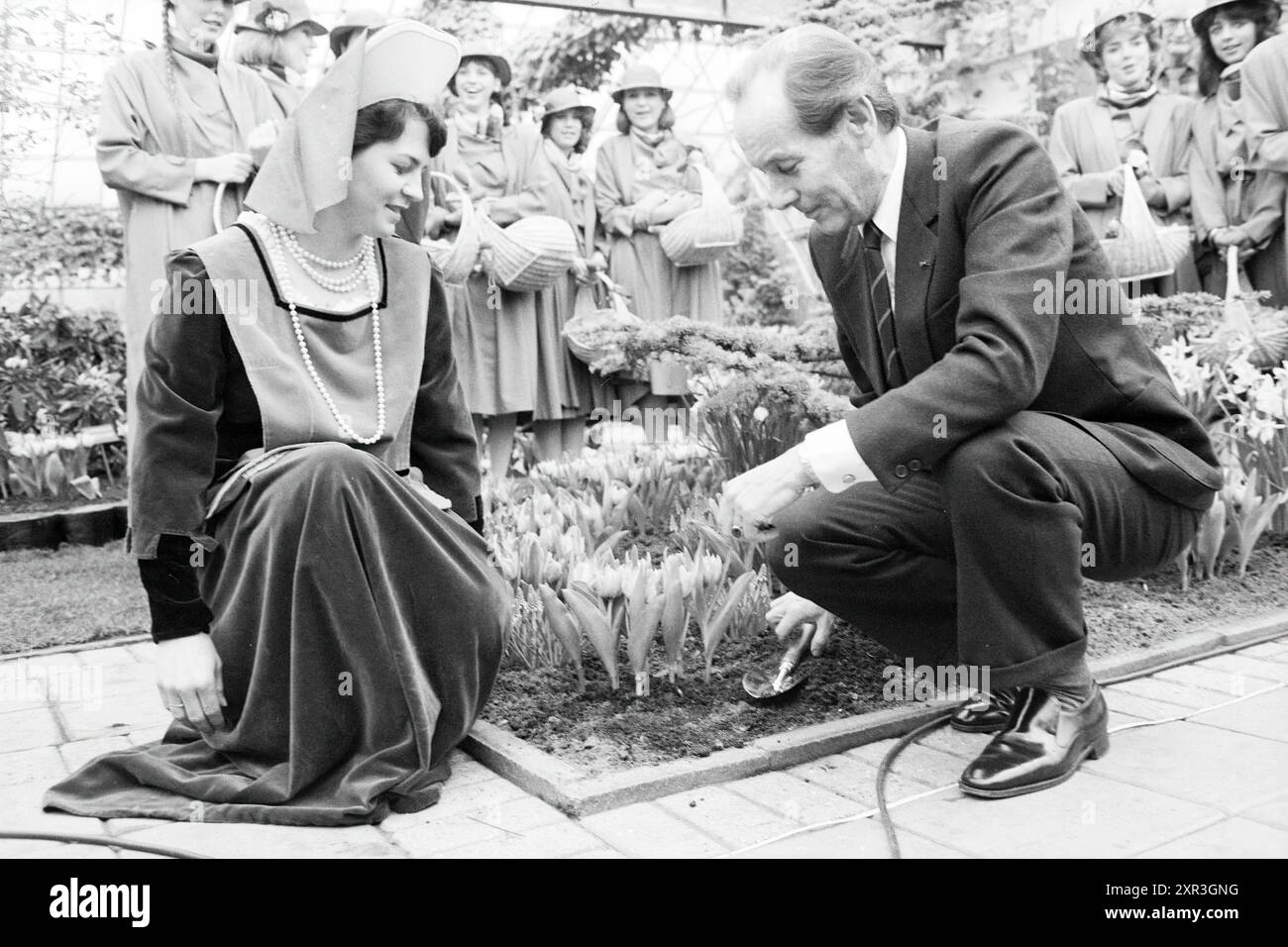 Ouverture de Keukenhof, domaine de la Fondation Keukenhof à lisse, 29-03-1984, Whizgle Dutch News : images historiques sur mesure pour l'avenir. Explorez le passé néerlandais avec des perspectives modernes grâce à des images d'agences néerlandaises. Concilier les événements d'hier avec les perspectives de demain. Embarquez pour un voyage intemporel avec des histoires qui façonnent notre avenir. Banque D'Images