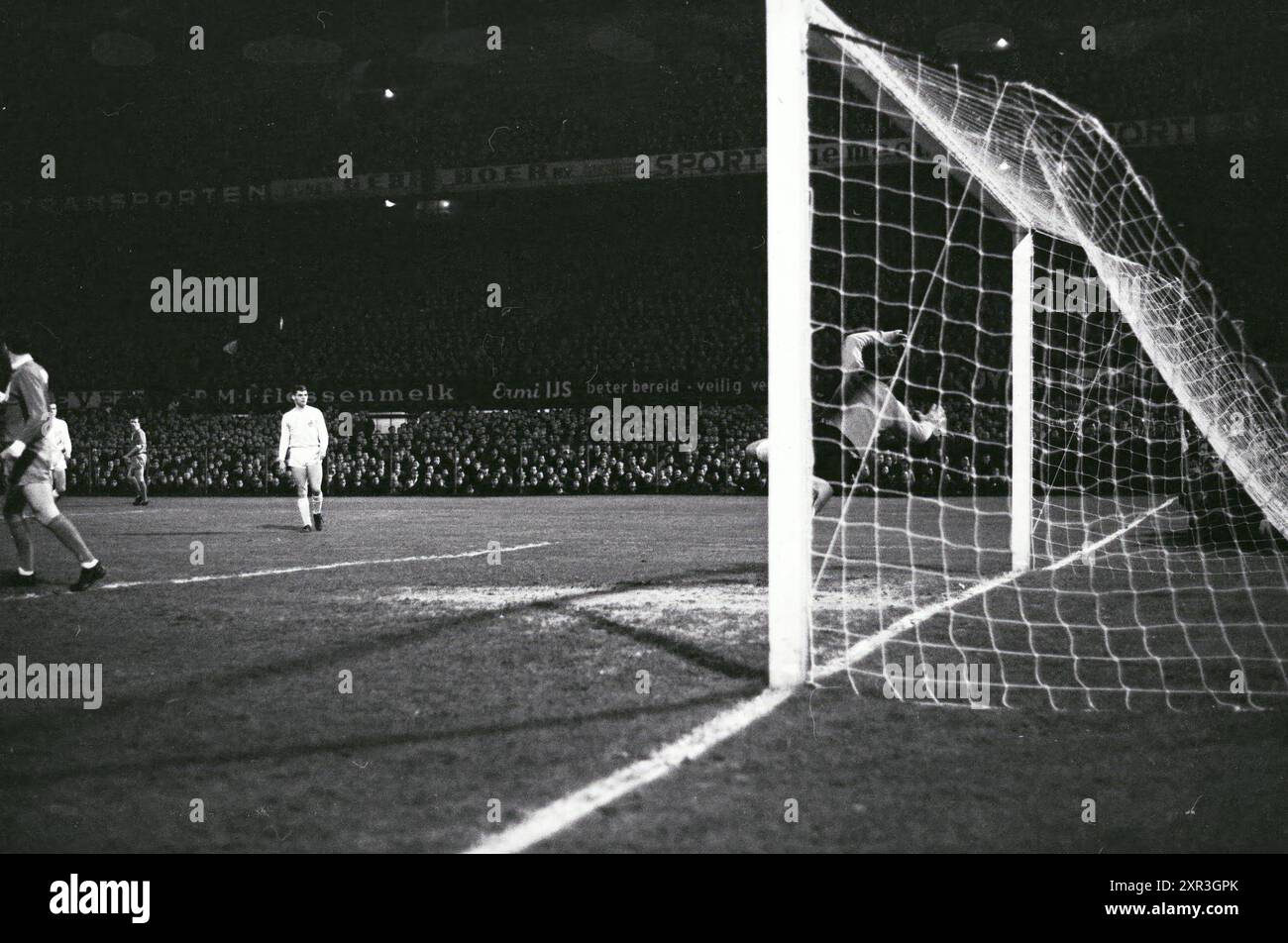Football European Cup 1 Liverpool - FC Köln, Rotterdam, de Kuip, 24-03-1965, Whizgle Néerlandais Actualités : des images historiques sur mesure pour l'avenir. Explorez le passé néerlandais avec des perspectives modernes grâce à des images d'agences néerlandaises. Concilier les événements d'hier avec les perspectives de demain. Embarquez pour un voyage intemporel avec des histoires qui façonnent notre avenir. Banque D'Images