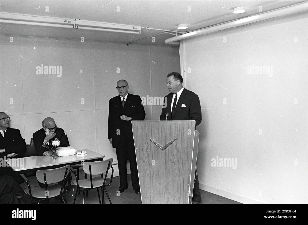 1000th Leyland bus, Noord Zuid Hollandse Vervoersmaatschappij N.V., NZ, Verheul Carosseriefabriek Waddinxveen, 13-09-1965, Whizgle Dutch News : des images historiques sur mesure pour l'avenir. Explorez le passé néerlandais avec des perspectives modernes grâce à des images d'agences néerlandaises. Concilier les événements d'hier avec les perspectives de demain. Embarquez pour un voyage intemporel avec des histoires qui façonnent notre avenir. Banque D'Images