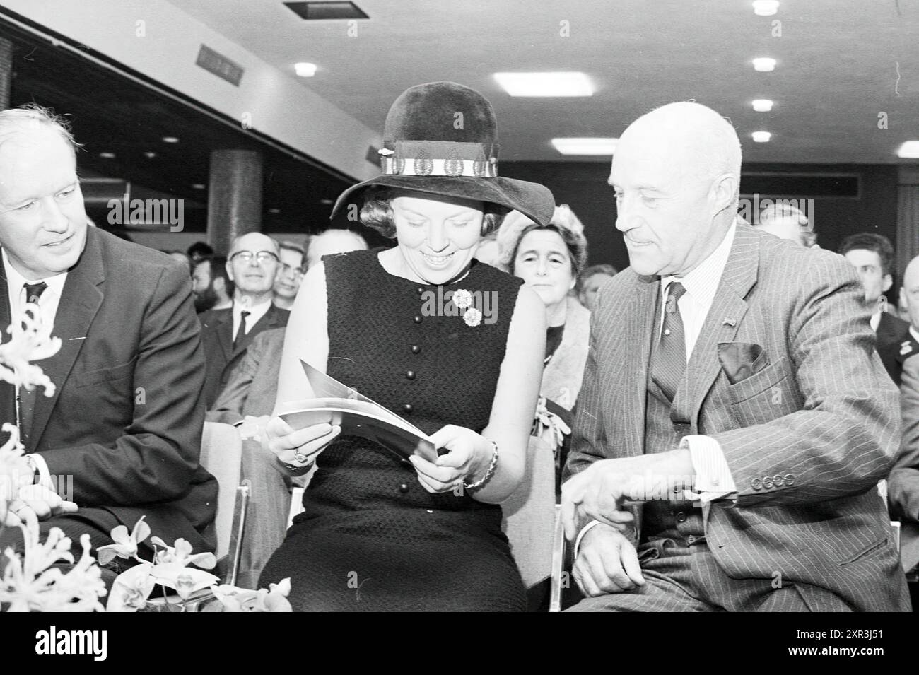 Ouverture de la radio Scheveningen, réceptions royales et visites royales, ouverture, ouvertures, mise en service, 17-11-1971, Whizgle Dutch News : des images historiques sur mesure pour l'avenir. Explorez le passé néerlandais avec des perspectives modernes grâce à des images d'agences néerlandaises. Concilier les événements d'hier avec les perspectives de demain. Embarquez pour un voyage intemporel avec des histoires qui façonnent notre avenir. Banque D'Images