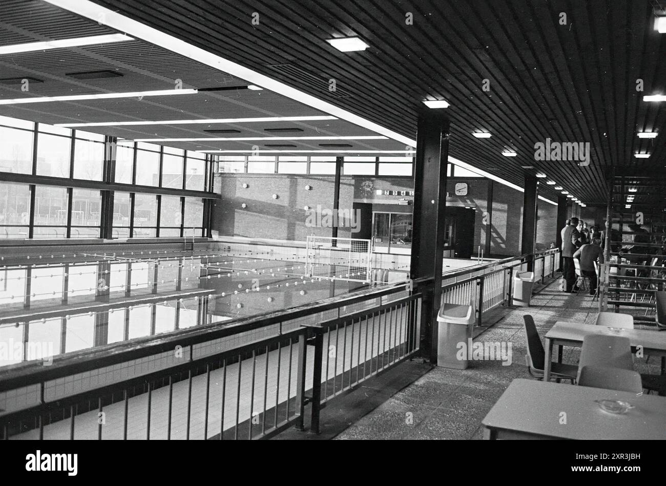Piscine intérieure 'de Planet', Haarlem, Planetenlaan, pays-Bas, 00-12-1971, Whizgle Dutch News : des images historiques sur mesure pour l'avenir. Explorez le passé néerlandais avec des perspectives modernes grâce à des images d'agences néerlandaises. Concilier les événements d'hier avec les perspectives de demain. Embarquez pour un voyage intemporel avec des histoires qui façonnent notre avenir. Banque D'Images