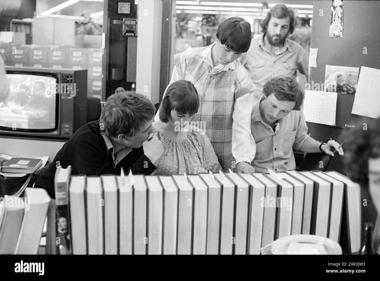 Équipe éditoriale HD à douze jeux provinciaux, Haarlems Dagblad, etc. et IJmuider courant et Koeri, 19-05-1979, Whizgle Dutch News : images historiques adaptées pour l'avenir. Explorez le passé néerlandais avec des perspectives modernes grâce à des images d'agences néerlandaises. Concilier les événements d'hier avec les perspectives de demain. Embarquez pour un voyage intemporel avec des histoires qui façonnent notre avenir. Banque D'Images