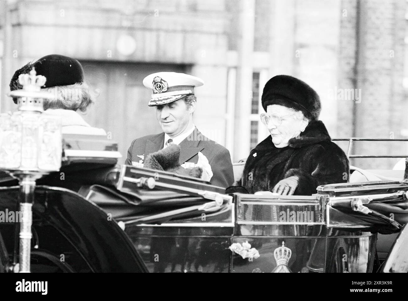 Visite d'État de trois jours du roi Juan Carlos d'Espagne et de la reine Sophie. Juan Carlos, la reine Juliana et la princesse Beatrix dans un landau ouvert., Amsterdam, pays-Bas, 19-03-1980, Whizgle Dutch News : des images historiques sur mesure pour l'avenir. Explorez le passé néerlandais avec des perspectives modernes grâce à des images d'agences néerlandaises. Concilier les événements d'hier avec les perspectives de demain. Embarquez pour un voyage intemporel avec des histoires qui façonnent notre avenir. Banque D'Images