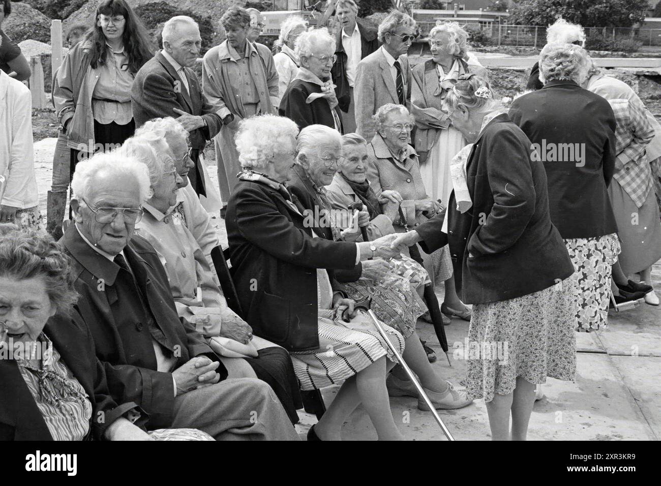 Première pile de maison de retraite Hoofddorp, Hoofddorp, pays-Bas, 08-06-1990, Whizgle Dutch News : des images historiques sur mesure pour l'avenir. Explorez le passé néerlandais avec des perspectives modernes grâce à des images d'agences néerlandaises. Concilier les événements d'hier avec les perspectives de demain. Embarquez pour un voyage intemporel avec des histoires qui façonnent notre avenir. Banque D'Images