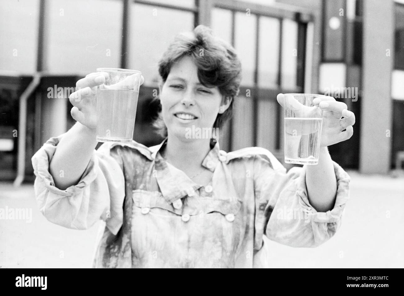 Belinda avec des verres d'eau contaminée, eau, 04-07-1986, Whizgle Dutch News : des images historiques sur mesure pour l'avenir. Explorez le passé néerlandais avec des perspectives modernes grâce à des images d'agences néerlandaises. Concilier les événements d'hier avec les perspectives de demain. Embarquez pour un voyage intemporel avec des histoires qui façonnent notre avenir. Banque D'Images