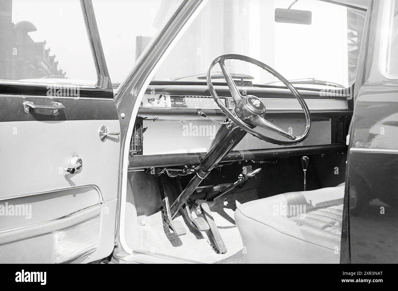 Voiture Austin 1800 garée devant un concessionnaire automobile, 00-03-1965, Whizgle Dutch News : images historiques sur mesure pour l'avenir. Explorez le passé néerlandais avec des perspectives modernes grâce à des images d'agences néerlandaises. Concilier les événements d'hier avec les perspectives de demain. Embarquez pour un voyage intemporel avec des histoires qui façonnent notre avenir. Banque D'Images