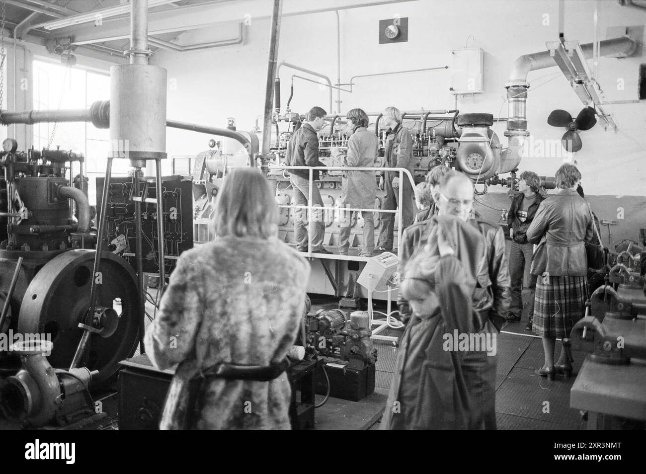 Journée portes ouvertes de l'école maritime d'IJmuiden, journée portes ouvertes et journées portes ouvertes, maritime Shipping, IJmuiden, pays-Bas, 01-11-1980, Whizgle Dutch News : des images historiques sur mesure pour l'avenir. Explorez le passé néerlandais avec des perspectives modernes grâce à des images d'agences néerlandaises. Concilier les événements d'hier avec les perspectives de demain. Embarquez pour un voyage intemporel avec des histoires qui façonnent notre avenir. Banque D'Images