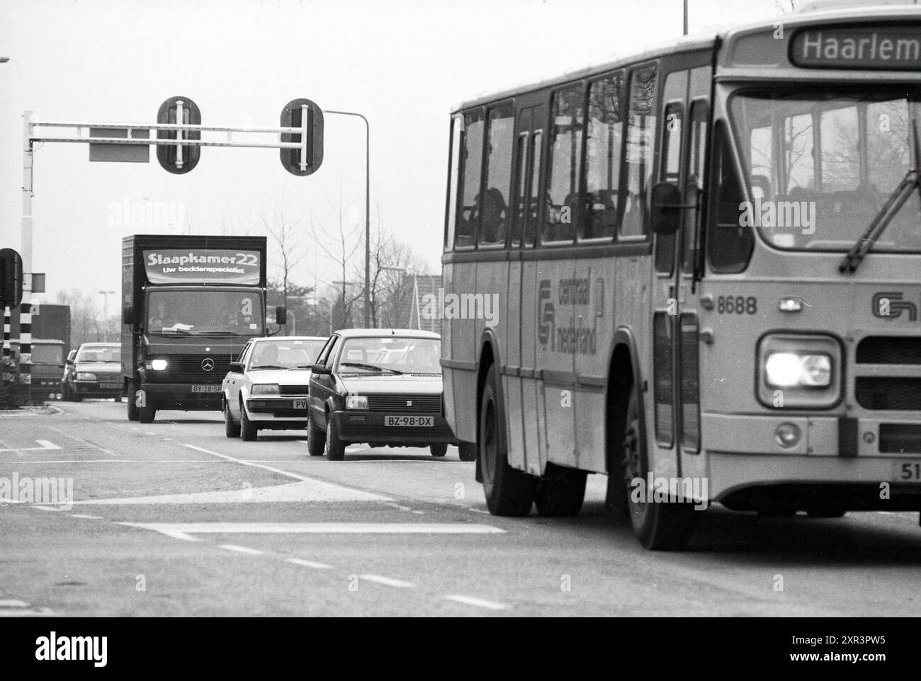 Trafic sur le Heemsteedse Dreef, Heemstede, Heemsteedse Dreef, pays-Bas, 23-01-1991, Whizgle Dutch News : des images historiques sur mesure pour l'avenir. Explorez le passé néerlandais avec des perspectives modernes grâce à des images d'agences néerlandaises. Concilier les événements d'hier avec les perspectives de demain. Embarquez pour un voyage intemporel avec des histoires qui façonnent notre avenir. Banque D'Images