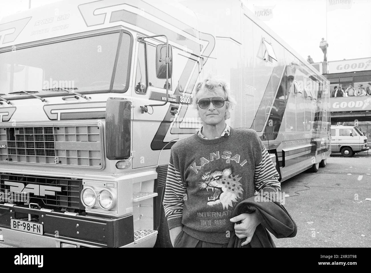 Rutger Hauer chez Residential Truck, circuit Zandvoort, 24-06-1985, Whizgle Dutch News : des images historiques sur mesure pour l'avenir. Explorez le passé néerlandais avec des perspectives modernes grâce à des images d'agences néerlandaises. Concilier les événements d'hier avec les perspectives de demain. Embarquez pour un voyage intemporel avec des histoires qui façonnent notre avenir. Banque D'Images