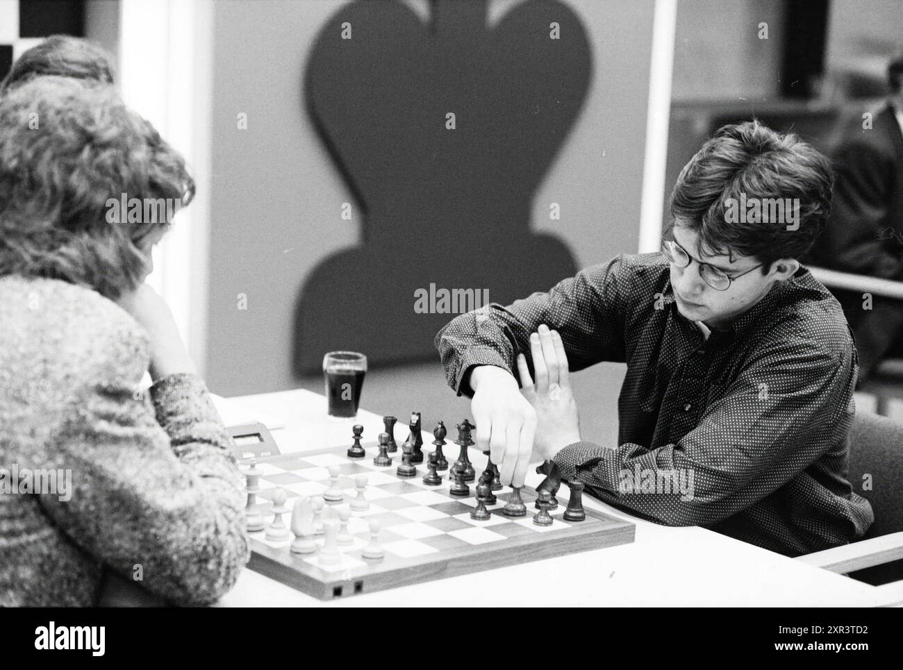 Jop Delemarre et Jan Timman au premier tour du tournoi d'échecs Hoogovens 1995 (avec un système à élimination directe), Wijk aan Zee., 14-01-1995, Whizgle Dutch News : images historiques adaptées pour l'avenir. Explorez le passé néerlandais avec des perspectives modernes grâce à des images d'agences néerlandaises. Concilier les événements d'hier avec les perspectives de demain. Embarquez pour un voyage intemporel avec des histoires qui façonnent notre avenir. Banque D'Images