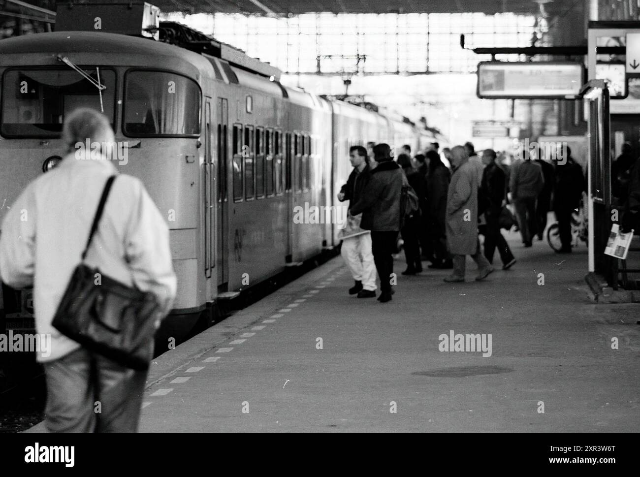 Les voyageurs montent à bord du train, Whizgle Dutch News : images historiques conçues pour l'avenir. Explorez le passé néerlandais avec des perspectives modernes grâce à des images d'agences néerlandaises. Concilier les événements d'hier avec les perspectives de demain. Embarquez pour un voyage intemporel avec des histoires qui façonnent notre avenir. Banque D'Images