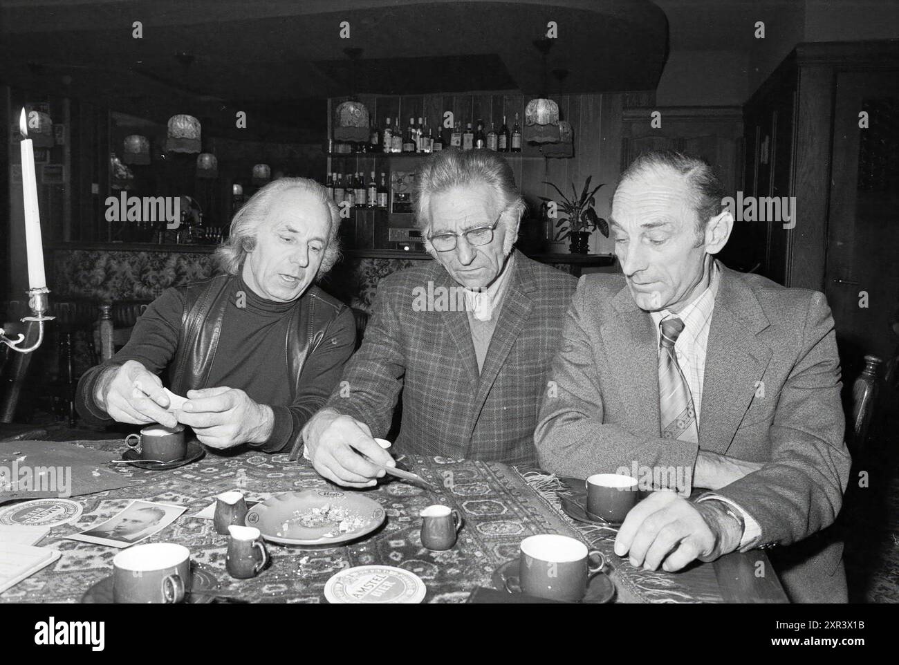 Fondateurs de l'association de voile H.Z.V., Zeilen, 09-12-1976, Whizgle Dutch News : des images historiques sur mesure pour l'avenir. Explorez le passé néerlandais avec des perspectives modernes grâce à des images d'agences néerlandaises. Concilier les événements d'hier avec les perspectives de demain. Embarquez pour un voyage intemporel avec des histoires qui façonnent notre avenir. Banque D'Images