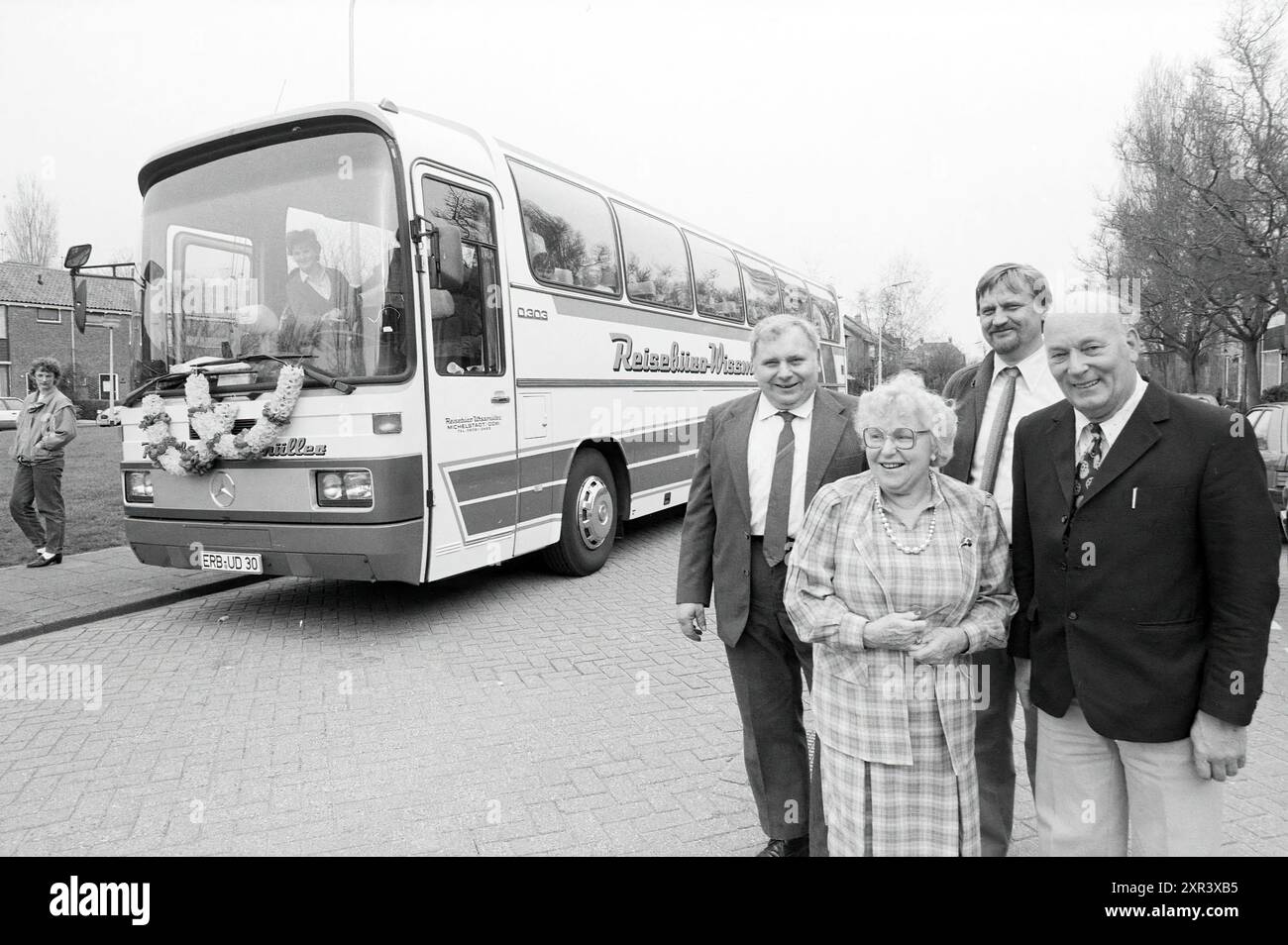 Coach avec chauffeur, 25 ans à la maison Ingrid, Hoofddorp, bus, visites en bus, Hoofddorp, pays-Bas, 25-04-1986, Whizgle Dutch News : des images historiques sur mesure pour l'avenir. Explorez le passé néerlandais avec des perspectives modernes grâce à des images d'agences néerlandaises. Concilier les événements d'hier avec les perspectives de demain. Embarquez pour un voyage intemporel avec des histoires qui façonnent notre avenir. Banque D'Images