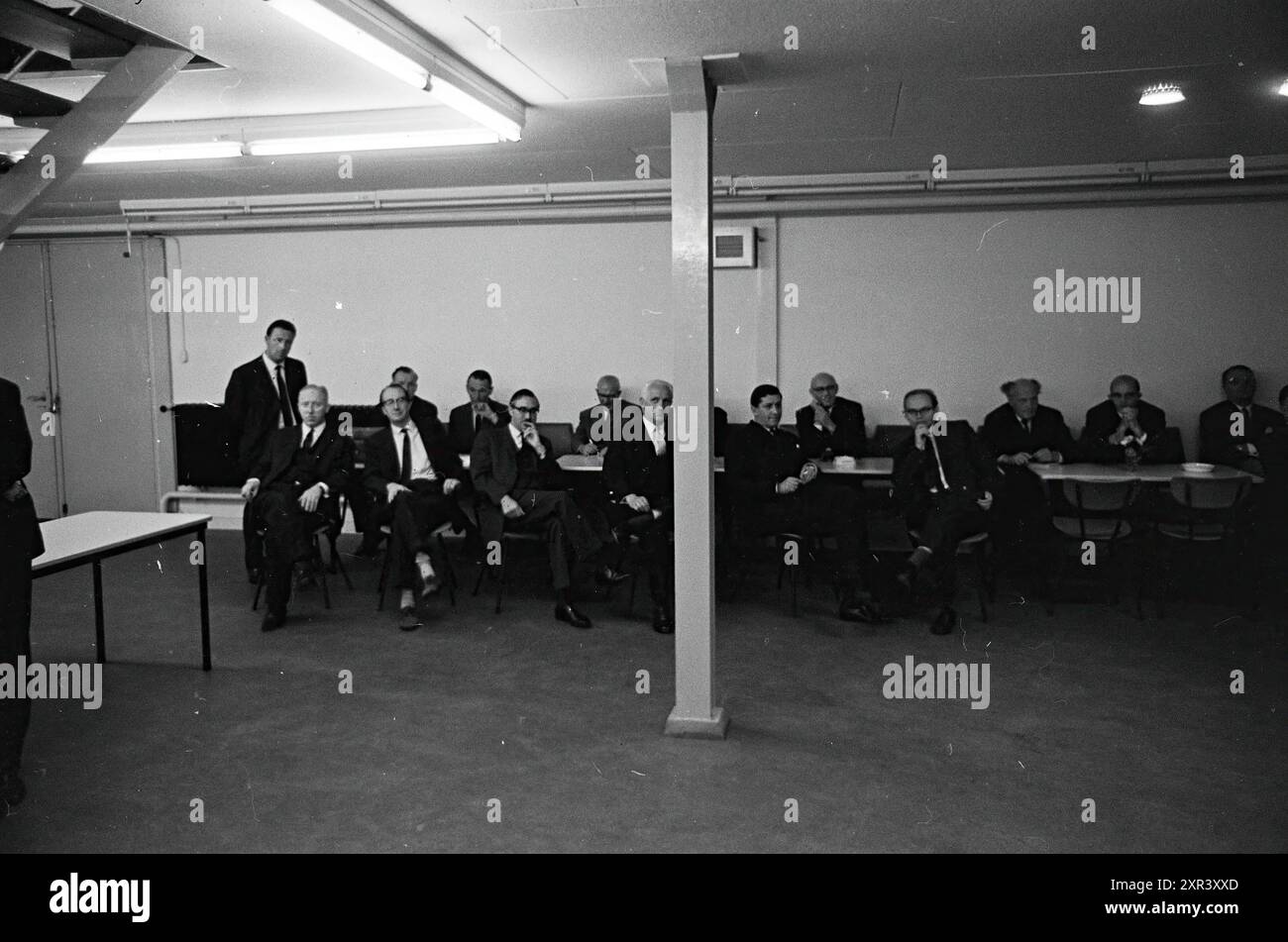 1000th Leyland bus, Noord Zuid Hollandse Vervoersmaatschappij N.V., NZ, Verheul Carosseriefabriek Waddinxveen, 13-09-1965, Whizgle Dutch News : des images historiques sur mesure pour l'avenir. Explorez le passé néerlandais avec des perspectives modernes grâce à des images d'agences néerlandaises. Concilier les événements d'hier avec les perspectives de demain. Embarquez pour un voyage intemporel avec des histoires qui façonnent notre avenir. Banque D'Images