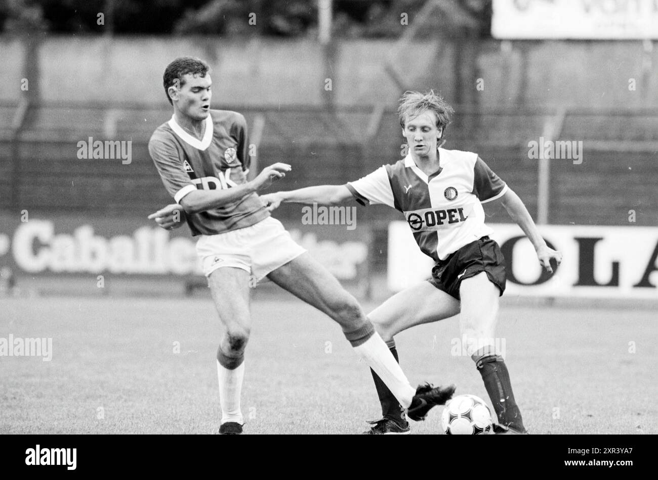 Finale du tournoi de football jeunesse Ajax - Feyenoord et cérémonie de remise des prix Football Ajax, Haarlem, Jan Gijzenkade, pays-Bas, 04-08-1985, Whizgle Dutch News : des images historiques sur mesure pour l'avenir. Explorez le passé néerlandais avec des perspectives modernes grâce à des images d'agences néerlandaises. Concilier les événements d'hier avec les perspectives de demain. Embarquez pour un voyage intemporel avec des histoires qui façonnent notre avenir. Banque D'Images