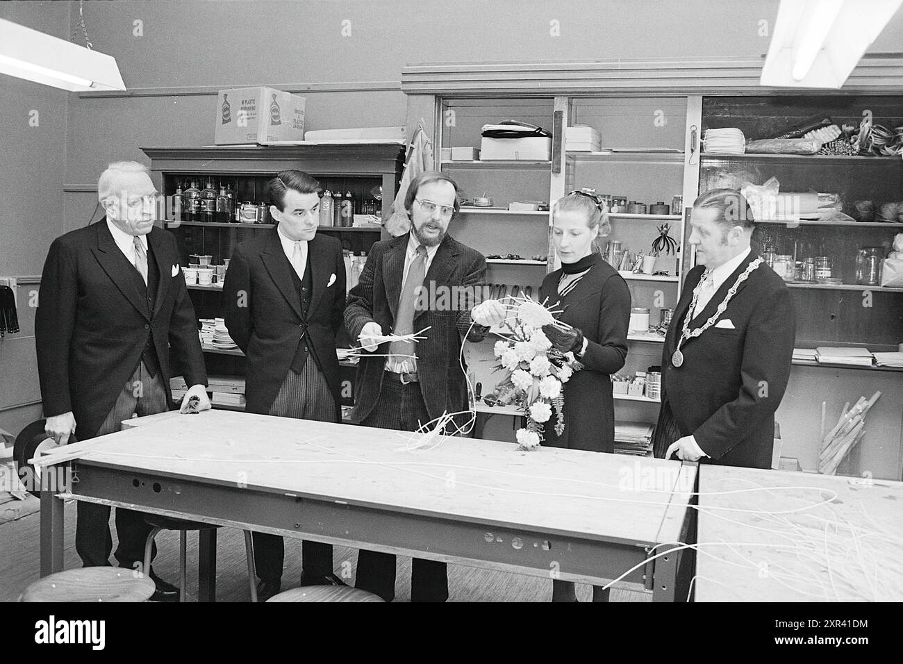 Un couple visite l'école Franciscus à Haarlemmerliede, Haarlemmerliede, Whizgle Dutch News : des images historiques sur mesure pour l'avenir. Explorez le passé néerlandais avec des perspectives modernes grâce à des images d'agences néerlandaises. Concilier les événements d'hier avec les perspectives de demain. Embarquez pour un voyage intemporel avec des histoires qui façonnent notre avenir. Banque D'Images