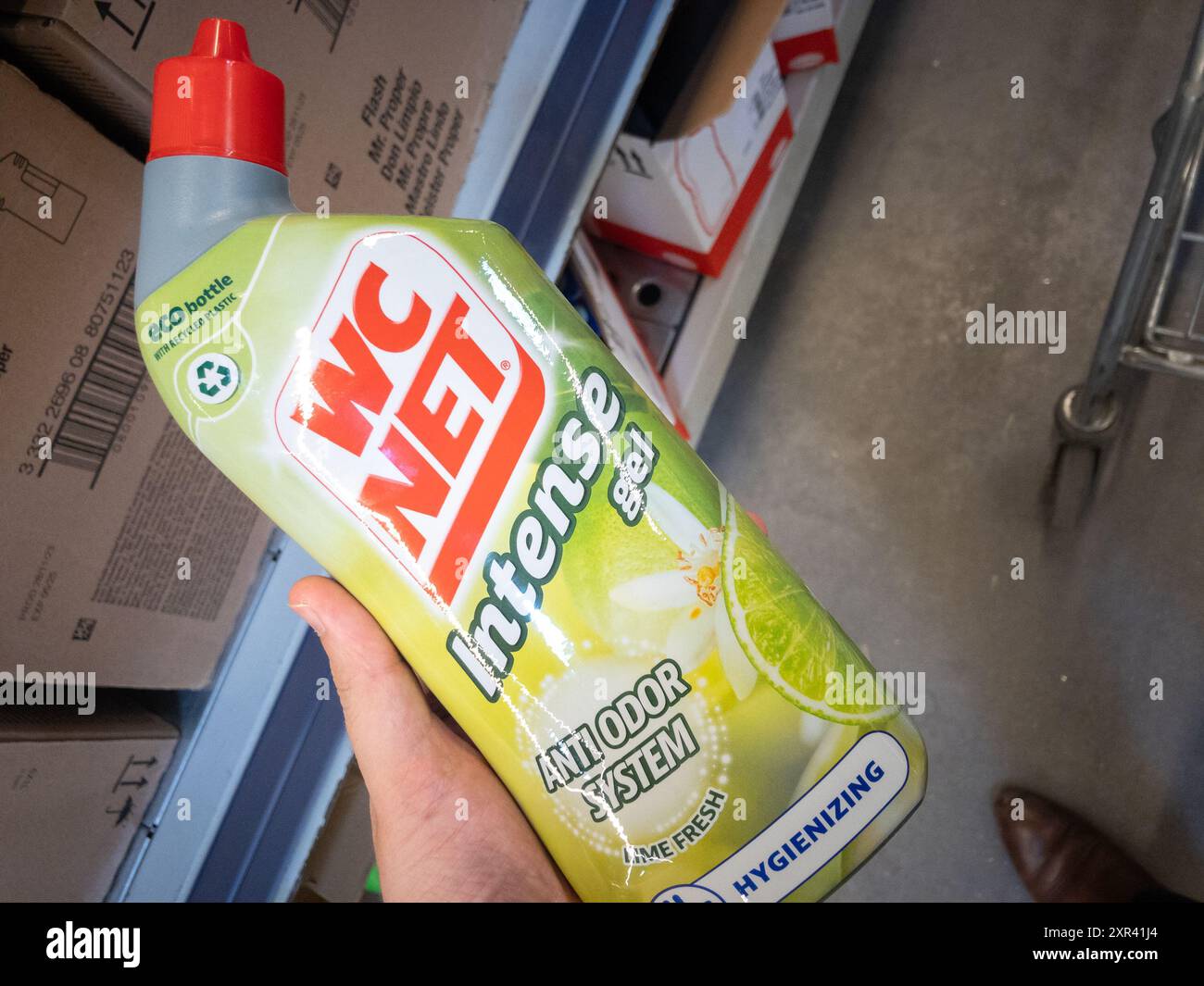 Photo d'une bouteille de détergent WN net à vendre à belgrade, serbie. WC Net est une marque détenue par Bolton Group, une multinationale italienne. Le b Banque D'Images Photo d'une bouteille de détergent WN net à vendre à belgrade, serbie. WC Net est une marque détenue par Bolton Group, une multinationale italienne. Le b Banque D'Images