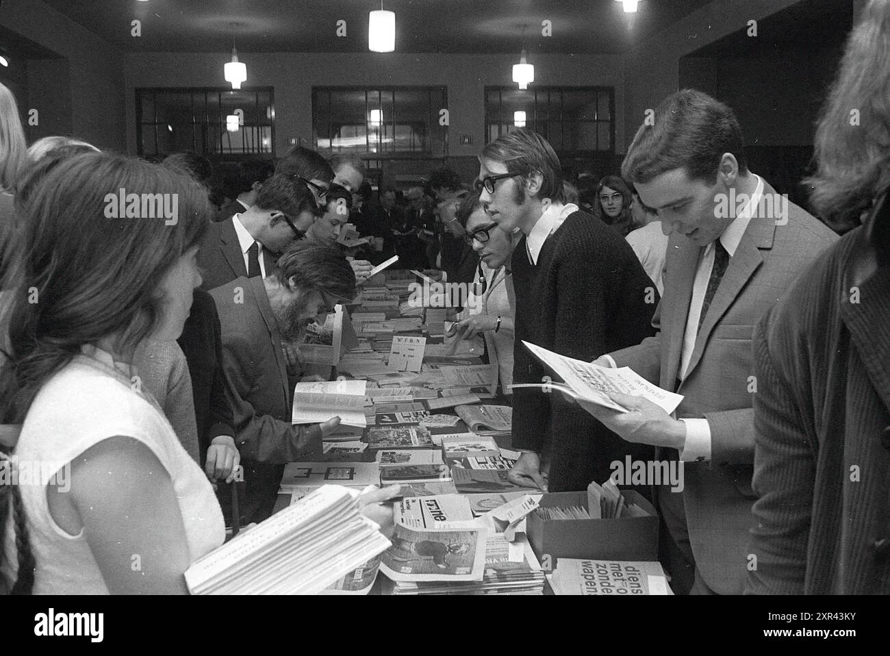 Teach-in Disarmament, Meetings, 11-05-1968, Whizgle Dutch News : images historiques adaptées à l'avenir. Explorez le passé néerlandais avec des perspectives modernes grâce à des images d'agences néerlandaises. Concilier les événements d'hier avec les perspectives de demain. Embarquez pour un voyage intemporel avec des histoires qui façonnent notre avenir. Banque D'Images