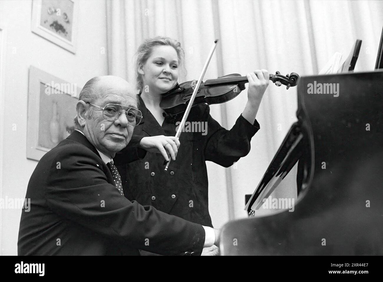 M. de Groot avec sa fille, Haarlem, pays-Bas, 12-11-1991, Whizgle Dutch News : images historiques adaptées à l'avenir. Explorez le passé néerlandais avec des perspectives modernes grâce à des images d'agences néerlandaises. Concilier les événements d'hier avec les perspectives de demain. Embarquez pour un voyage intemporel avec des histoires qui façonnent notre avenir. Banque D'Images